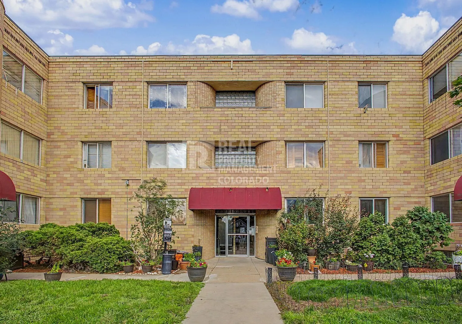 Charming 2-Bedroom Condo in Hale — Photo 1