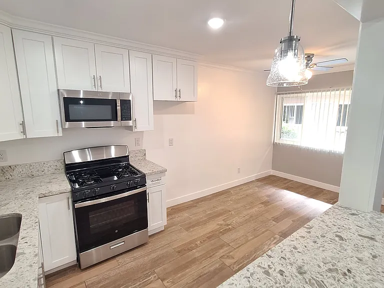 13961 Oxnard — Photo 24