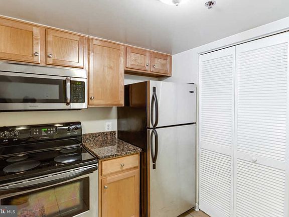 5th image of 1001 N Vermont St APT 205
