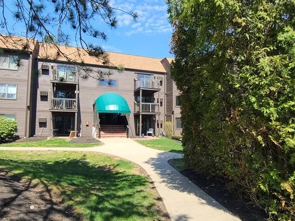 200 Colonial Dr Unit 202, Ipswich, MA 01938