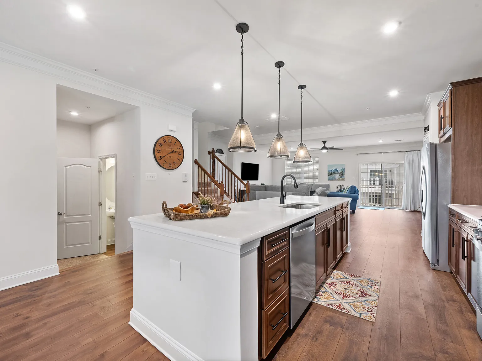 3 bed, 2.5 bath, 2584 sqft, $3,200 — Photo 4