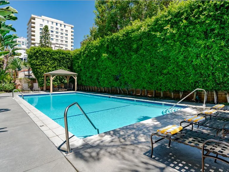 Lindbrook Manor Apartments Pool