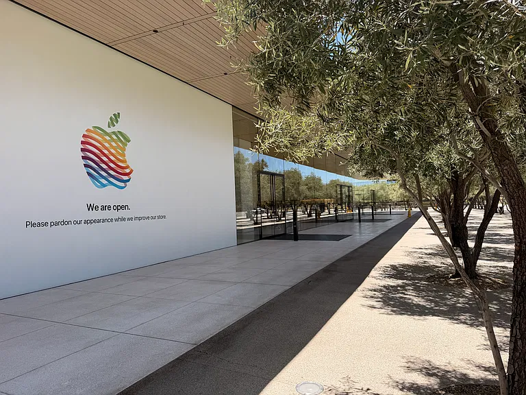 house is located walking distance to Apple Spaceship Campus, with open Apple Store for public