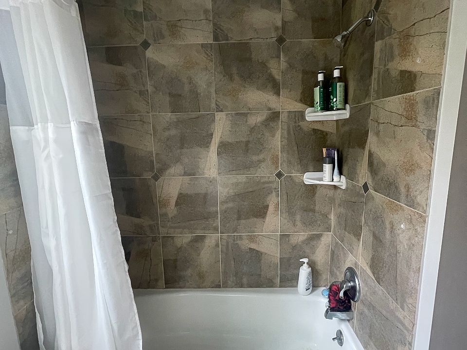 Bathroom tub / shower