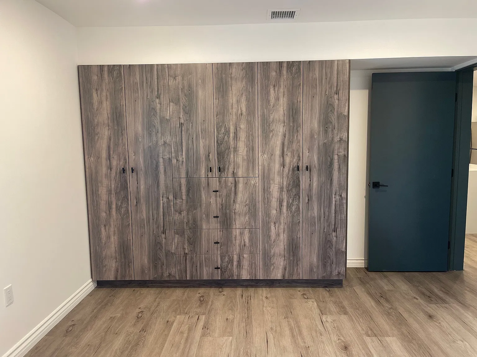 5731 Lexington Ave — Photo 4