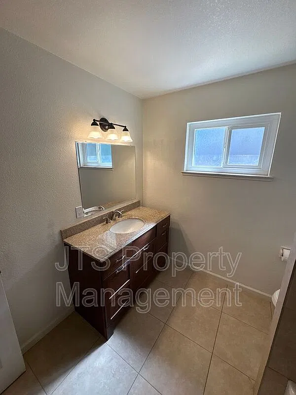 2 bed, 1.0 bath, 1015 sqft, $1,995 — Photo 4