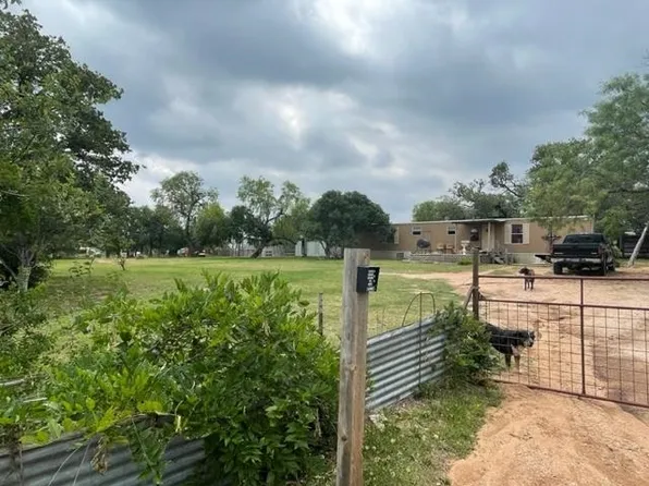 717 Lovers Ln, Kingsland, TX 78639
