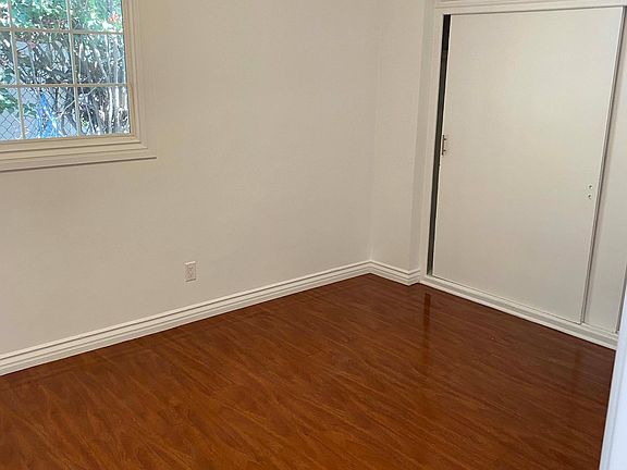 4th image of 11614 Hamlin St #B