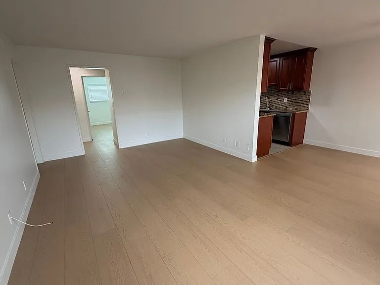 North of Wilshire Charming Apartments — Photo 14