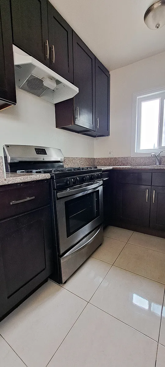 Building Photo - 1340 W 85th St #3