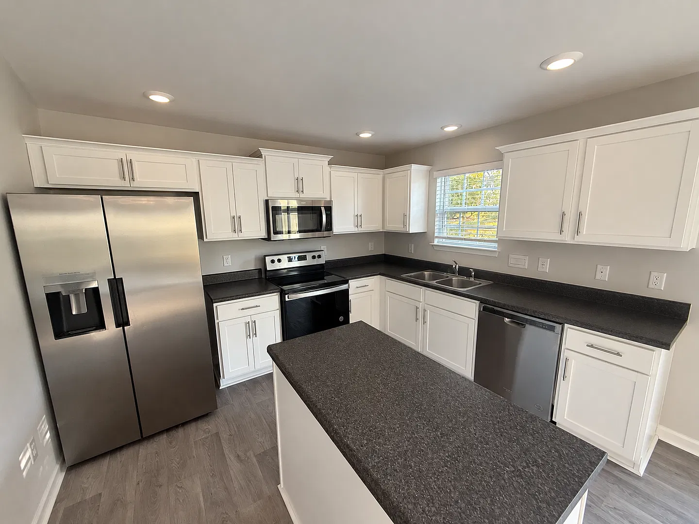 Spacious 4-Bedroom Home with Office and Loft in Brightwood Farm — Photo 2
