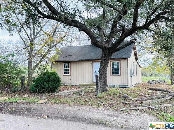 207 Elk St, Yoakum, TX 77995