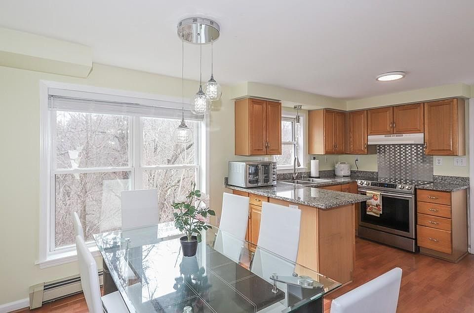 1st image of 417 Essex St