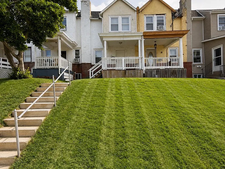 119 Whitely Ter — Photo 2