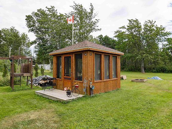 3rd image of 28 Jackson Point Rd