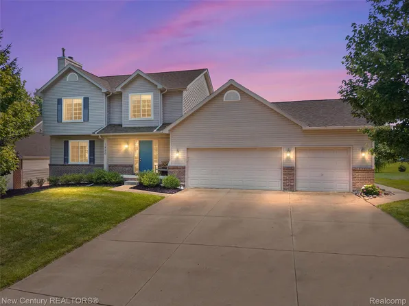 1480 Scotland Yard Dr, Walled Lake, MI 48390