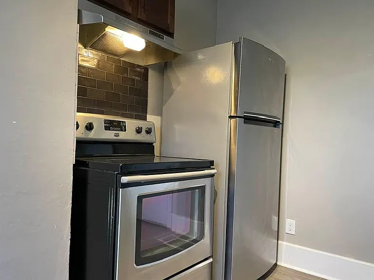 140 S Eureka Ave — Photo 10