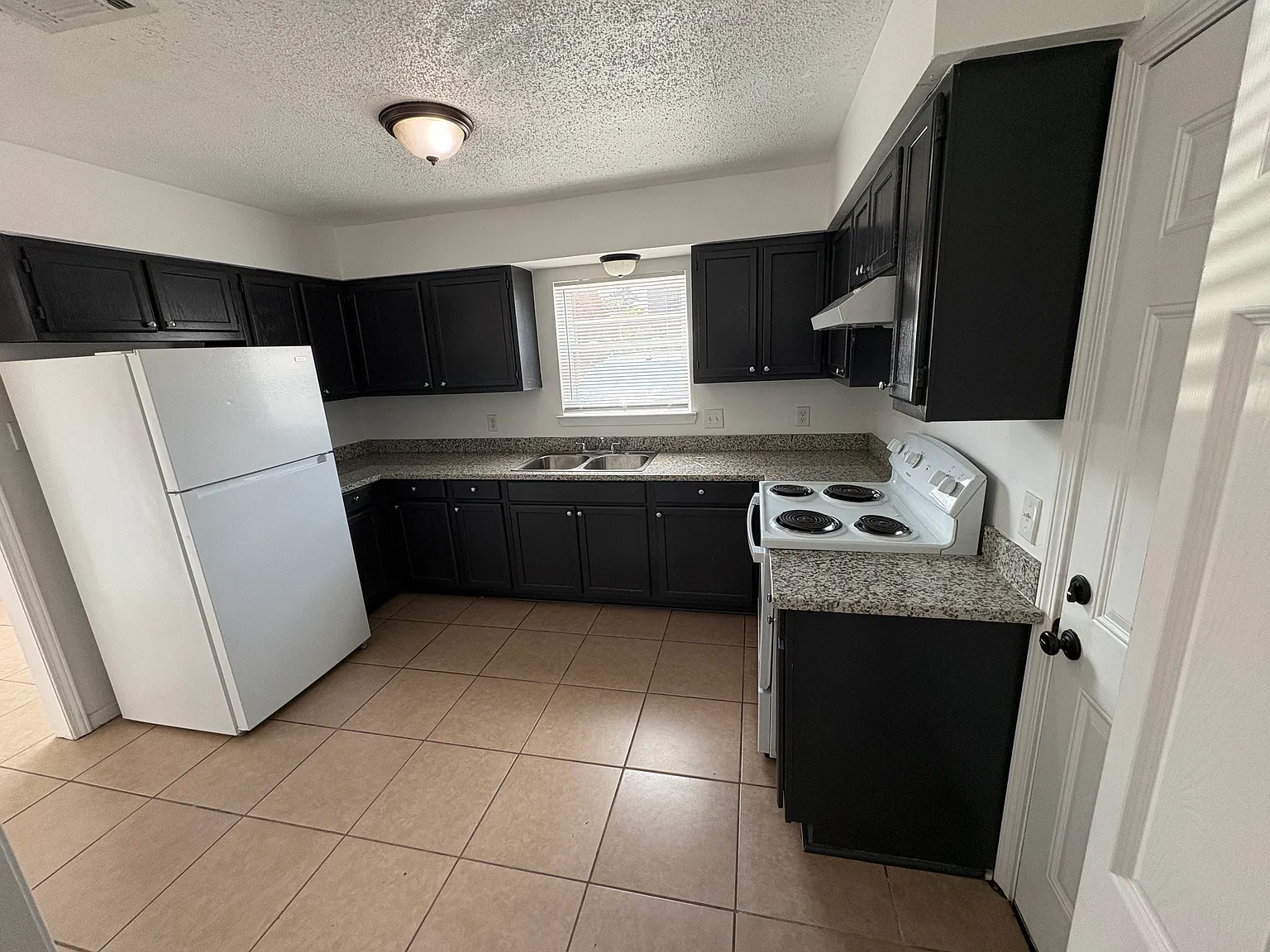 3 bed, 2.5 bath, 1495 sqft, $1,375 — Photo 1
