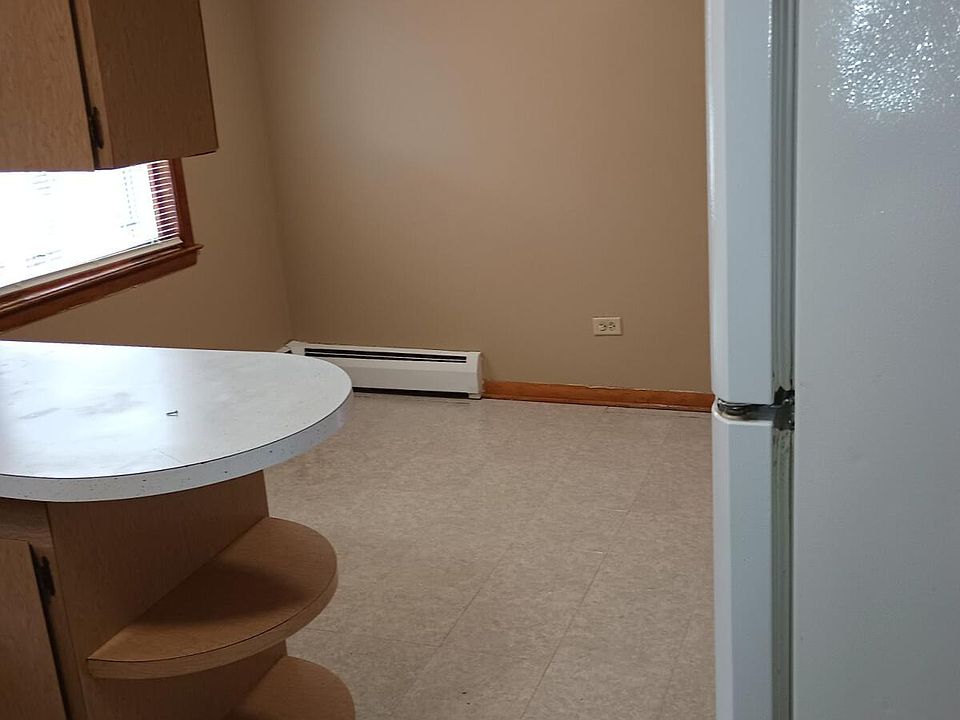 KITCHEN IN TO THE DINNING ROOM