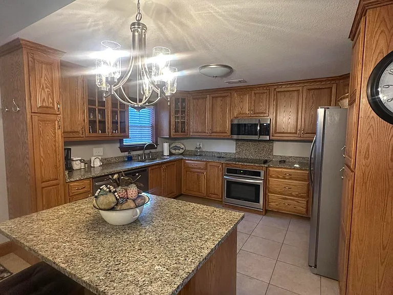 10325 Clearwater Rd — Photo 6