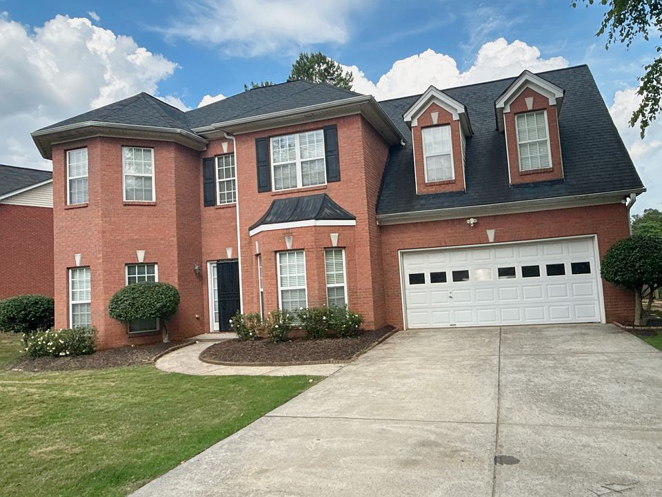 Front of house, lawn must be maintained