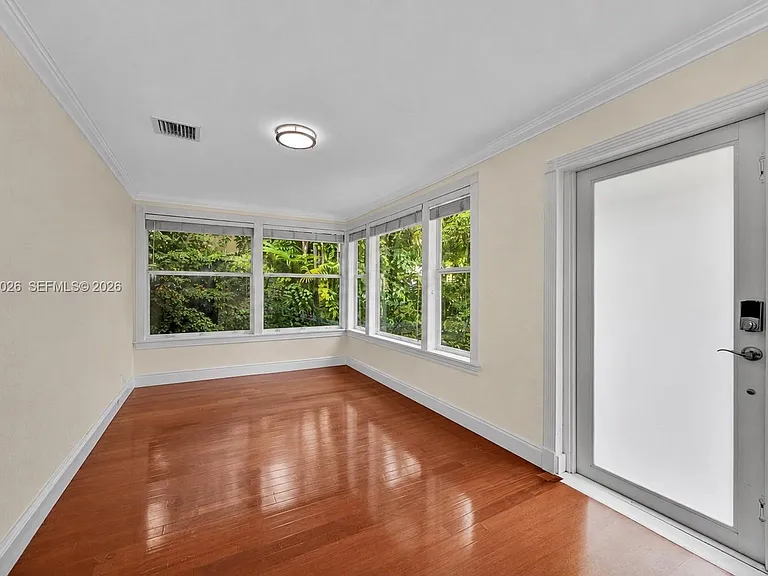 829 Medina Ave — Photo 3