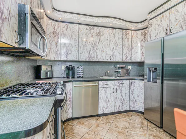 2140 Knapp Street image 5 of 25