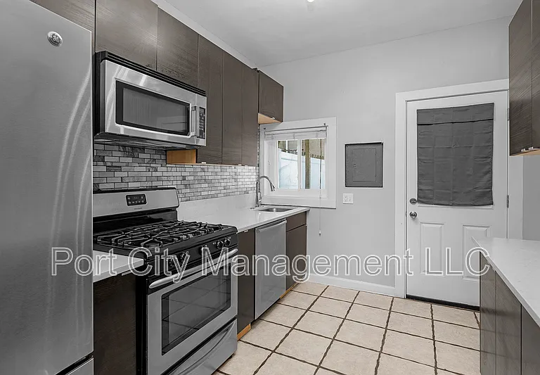 430 W 23rd St — Photo 12
