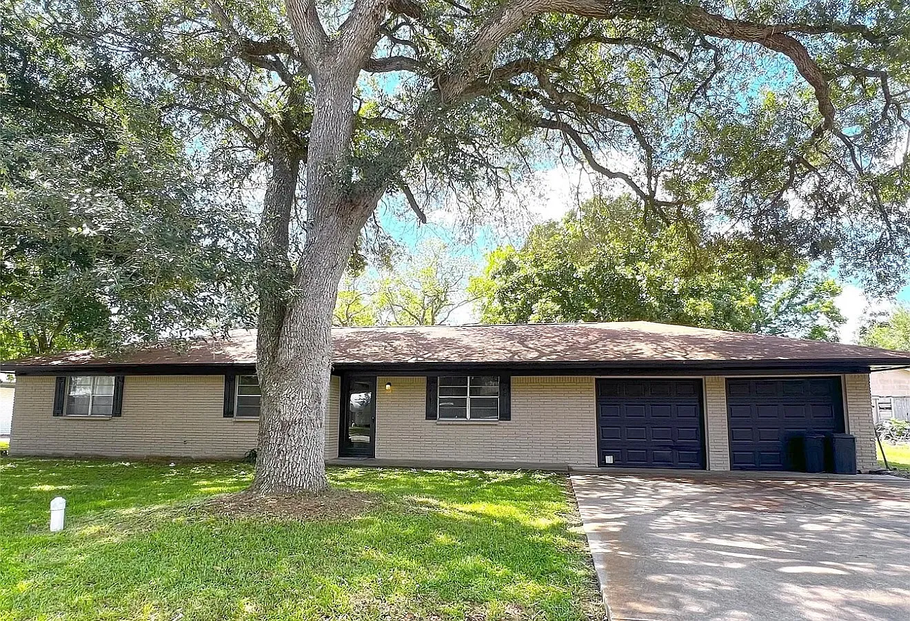 3 bed, 1.5 bath, 1388 sqft, $1,650 — Photo 1