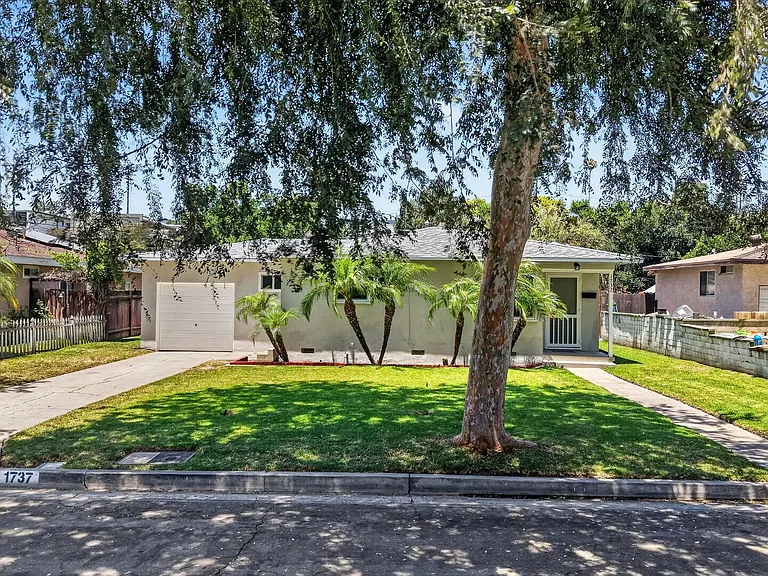 1737 Jacaranda Pl — Photo 2