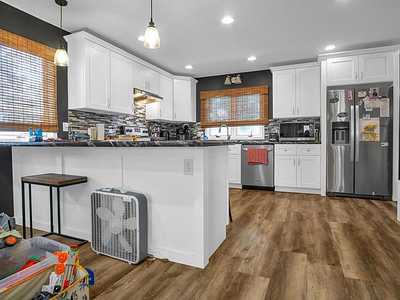 4th image of 443 W 3rd St