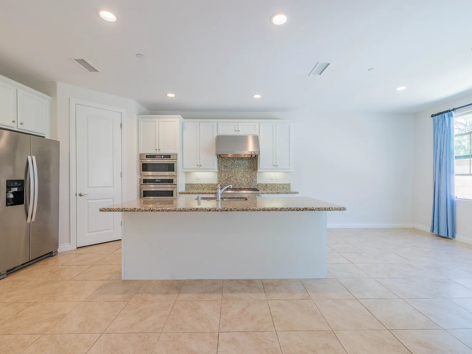 4 bed, 2374 sqft, $5,400 — Photo 2