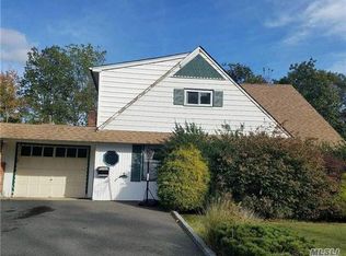 185 Friends Ln, Westbury, NY 11590