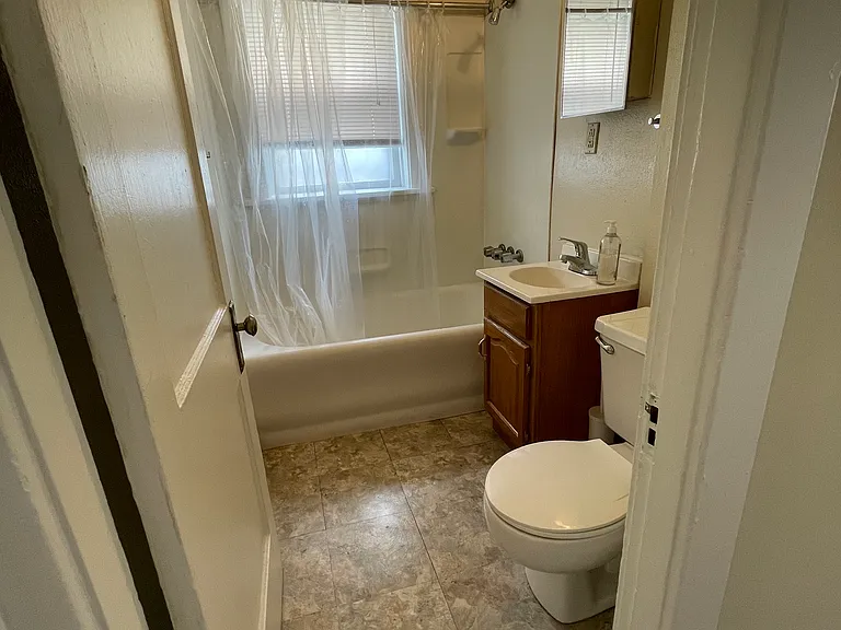 6652 Washington Ave — Photo 6