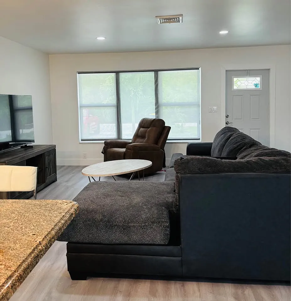 3 bed, 2100 sqft, $4,250 — Photo 3