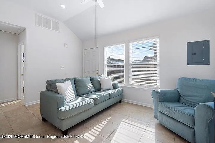 2 bed, 560 sqft, $1,950 — Photo 3
