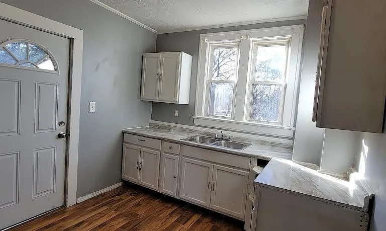 580 Baird St — Photo 8