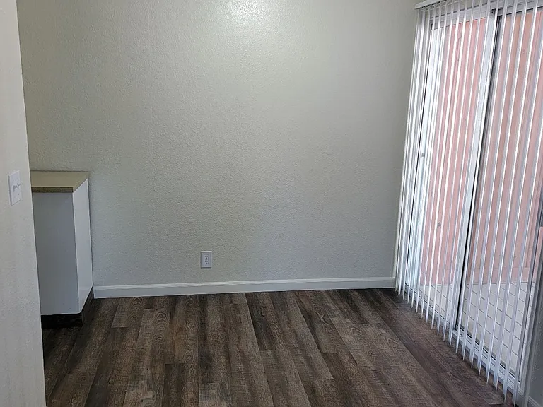 Sunburst Apartments — Photo 18