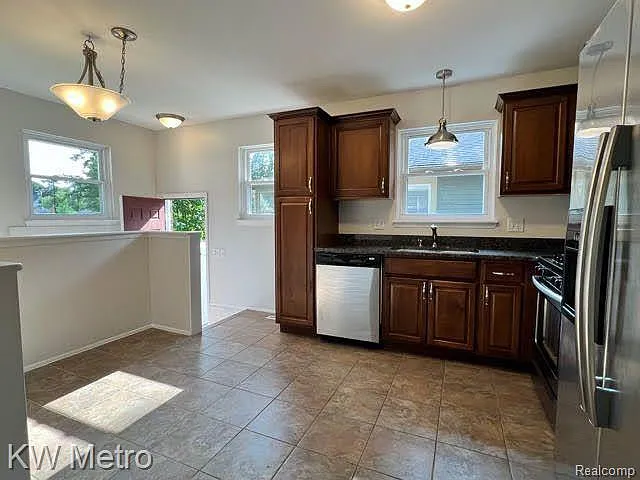 823 E 5th St — Photo 4