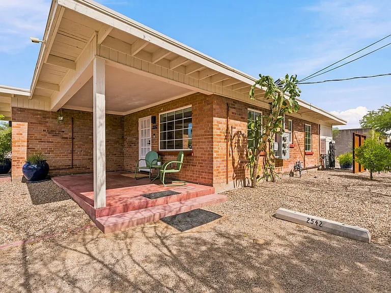 2542 E Seneca St — Photo 35