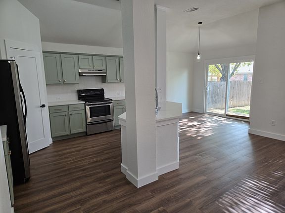 3rd image of 625 Silverbrook Dr