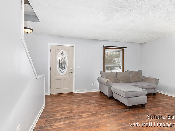 3rd image of 10988 Sconcewood Dr SE
