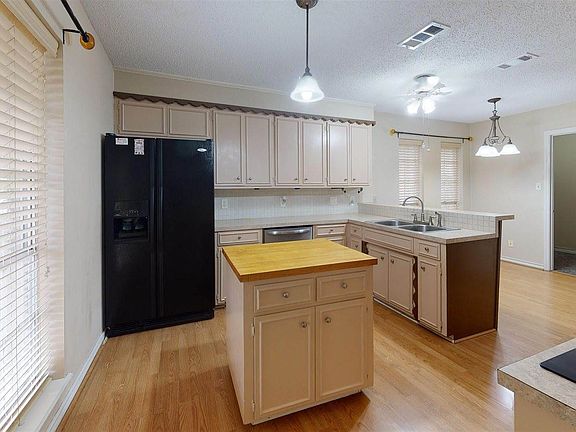 2nd image of 26 Lanshire Dr