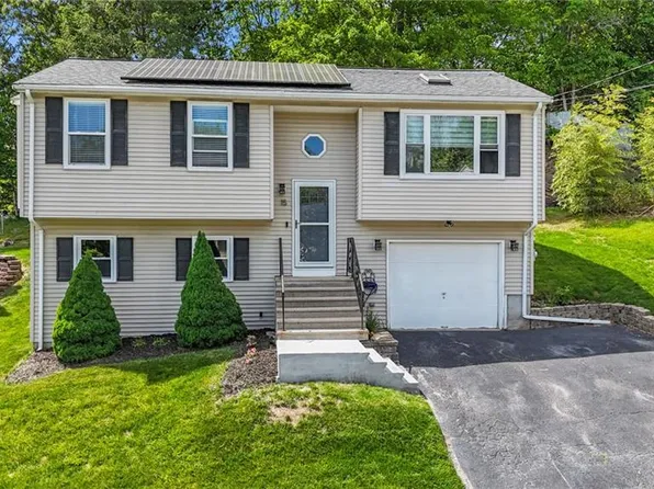 15 Lawnacre Dr, North Providence, RI 02911