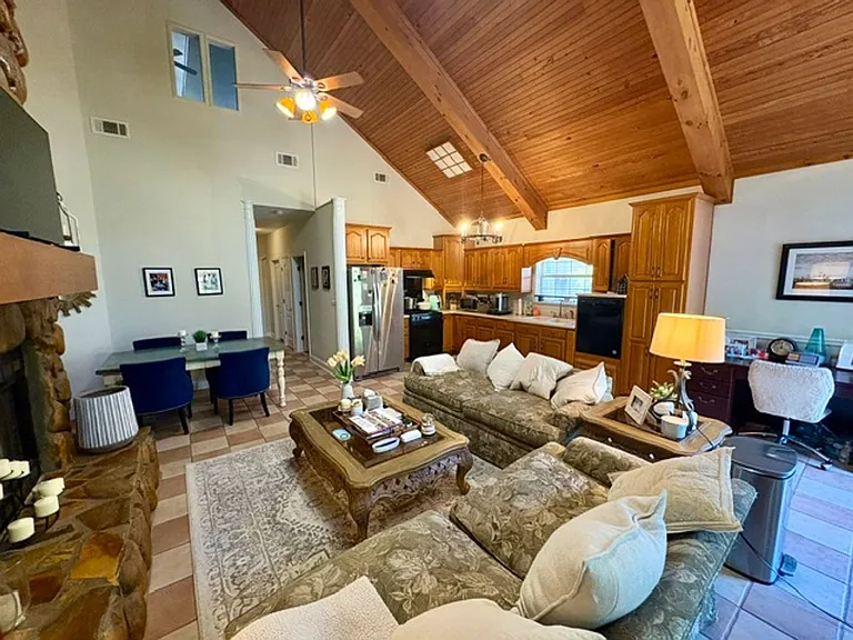 1729 Pine Ave — Photo 4