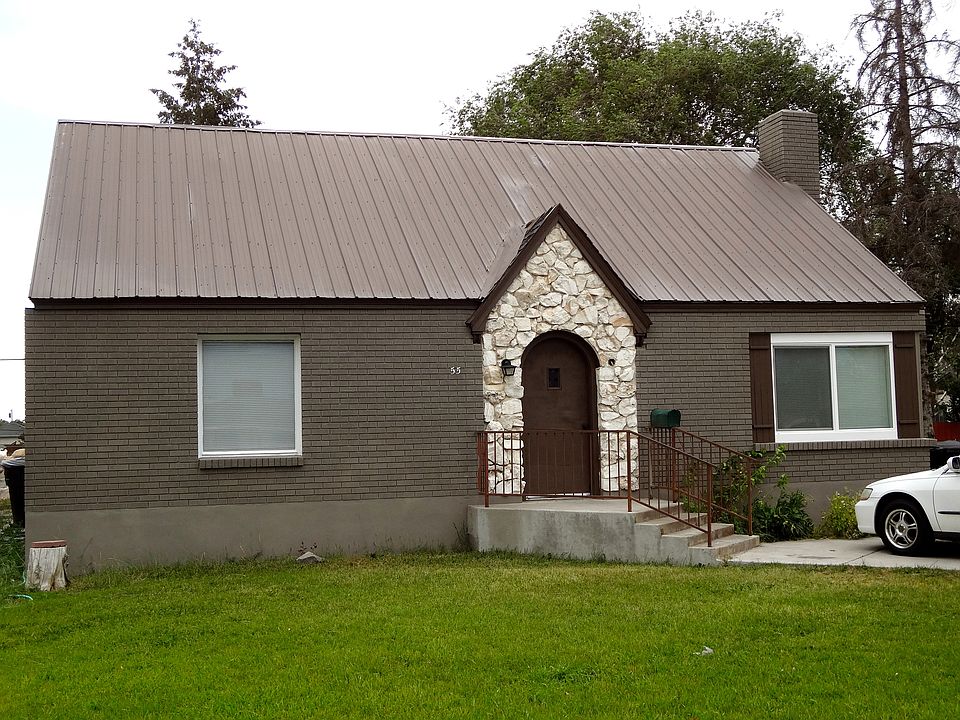 Front of home. Rental unit in front door is in back.