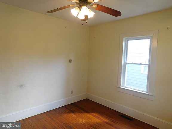 2nd image of 1327 Hanover St