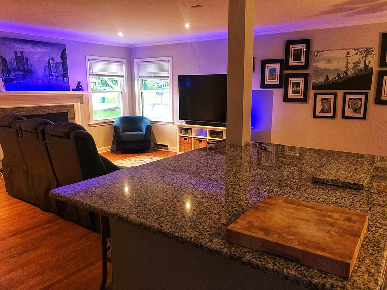 2405 W Carver St — Photo 4