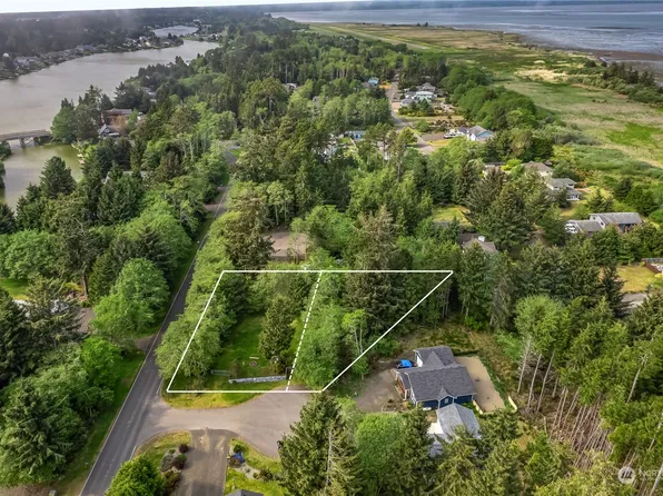 127 Glover Court NE, Ocean Shores, WA 98569