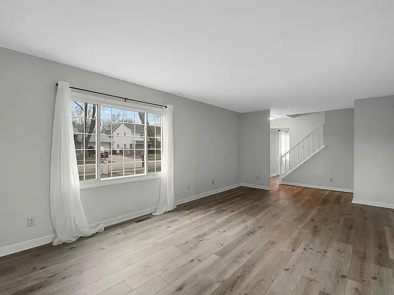 810 Centennial Dr — Photo 8